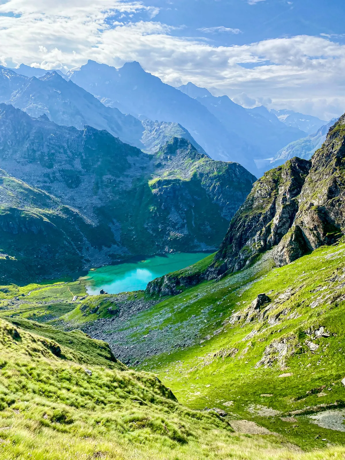 Lago alpino en verano